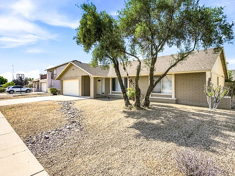 6232 W Sierra St — Photo 2