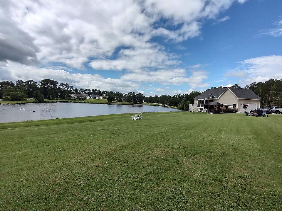 Expansive lawn