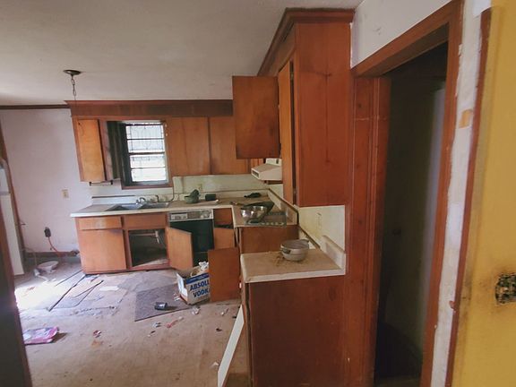 4th image of 1301 Lakeview Dr