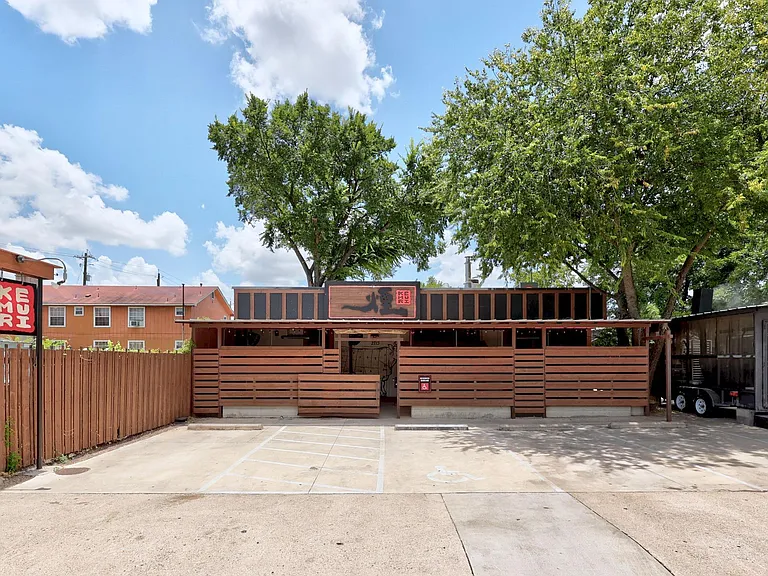 2714 E 2nd St — Photo 33