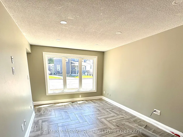 21 Ball Ave E #UPPER — Photo 3