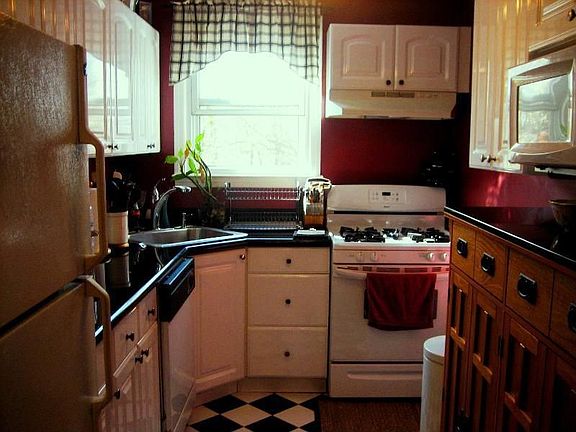 3rd image of 120 Lawn Ter APT 2F