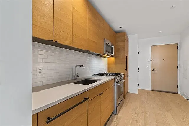 1 bed, 1.0 bath, 622 sqft, $3,300 — Photo 2