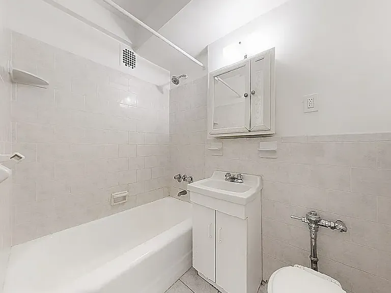 225 E 26th St #2B — Photo 3