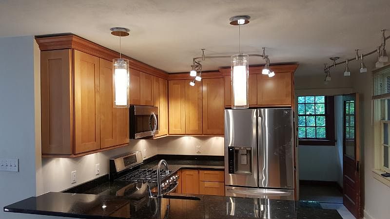 Spacious granite breakfast bar