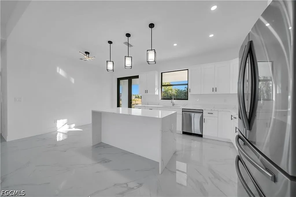 3 bed, 3.0 bath, 1650 sqft, $2,300 — Photo 3