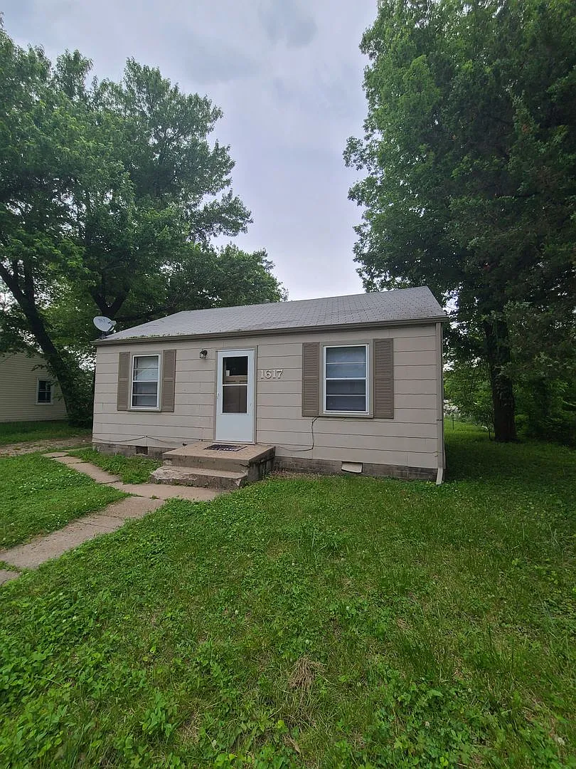 2 Bedroom Single Family Home Pet Friendly — Photo 1
