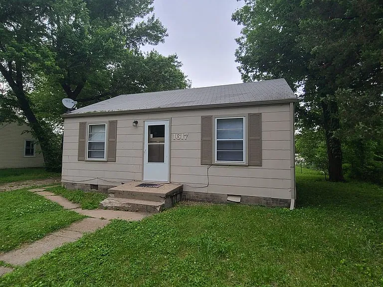 1617 Bradley Ave — Photo 1
