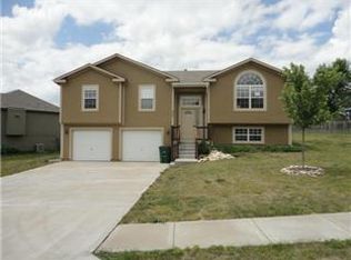 905 Old Stage Rd, Pleasant Hill, MO 64080