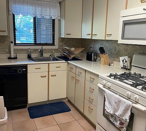 2nd image of 650 E Greenwich Ave