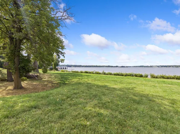555 Bushaway Rd, Wayzata, MN 55391