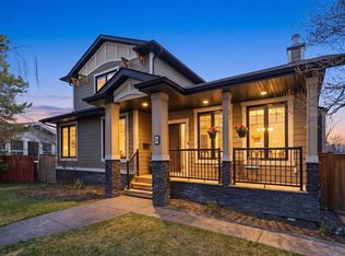 29 NW Winchester Cres SW, Calgary, AB T3C2T9