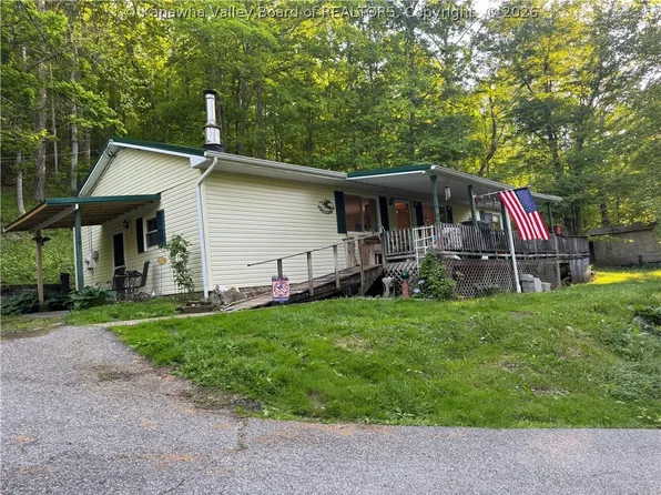 542 Hughart Dr, Sissonville, WV 25320