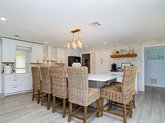 5th image of 14983 Crown Dr