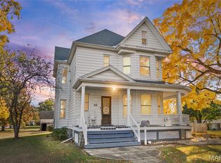 918 5th St, Carrollton, IL 62016