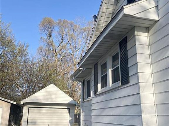 2nd image of 2236 Taft St