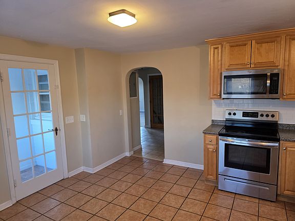 3rd image of 476 Wolcott St Floor 2
