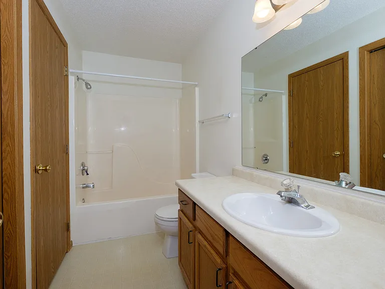 Fargo, ND Bridgeport Apartments | Bathroom