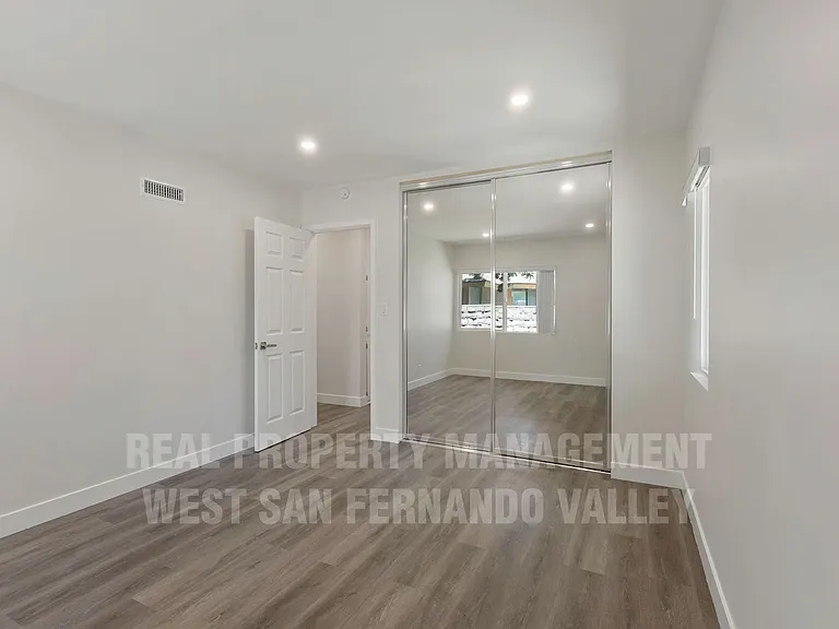9801 Columbus Ave — Photo 38
