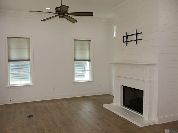 3rd image of 586 Stonebriar Dr