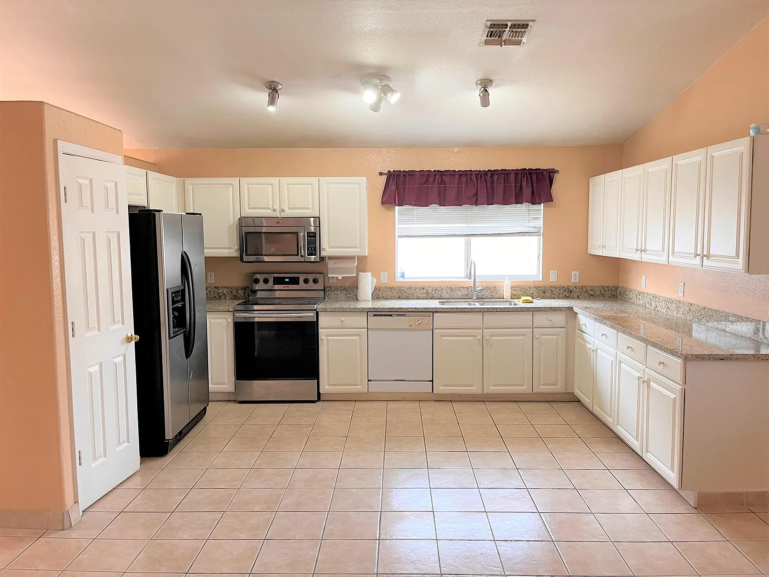 3 bed, 1438 sqft, $2,199 — Photo 4