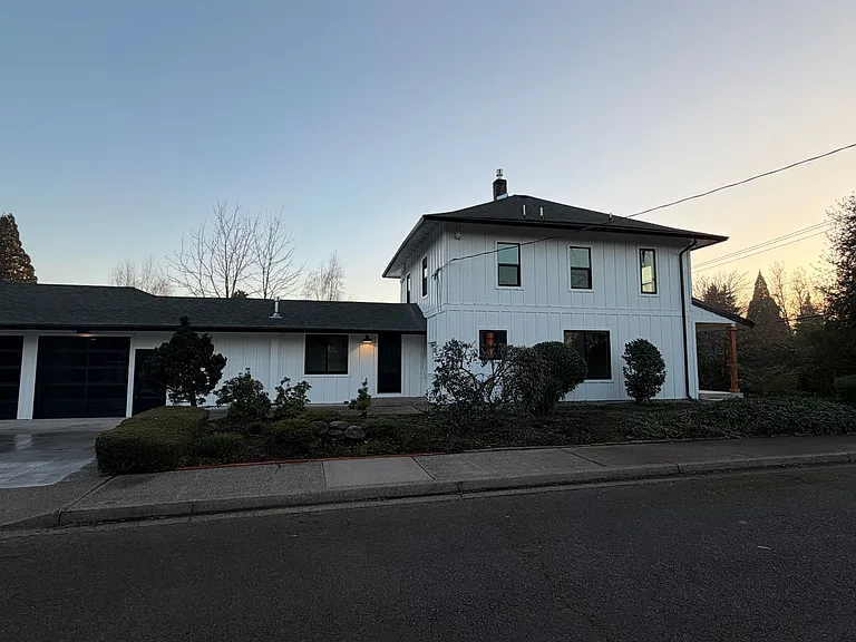 1045 Oakway Rd — Photo 3