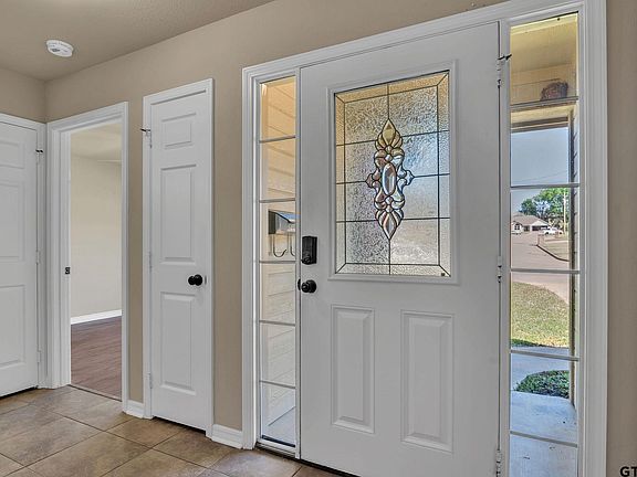 3rd image of 5 Oak Run St