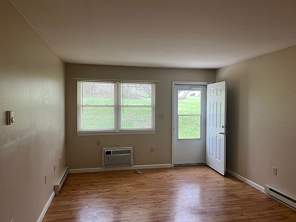4th image of 599 Old Quaker Rd APT B
