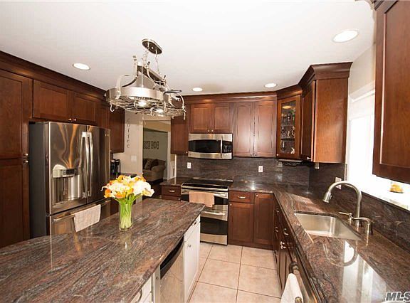 4th image of 9 Crest Hollow Ln