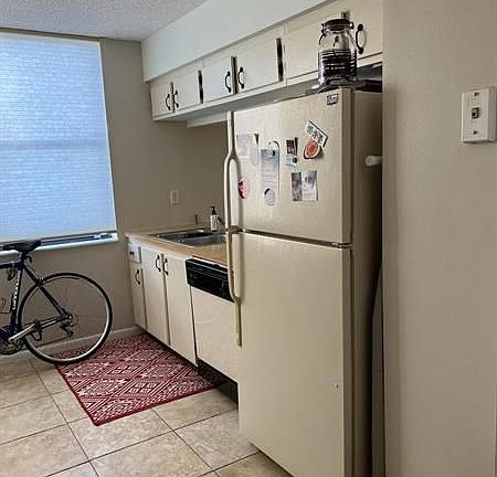 4th image of 825 Egret Cir APT 401