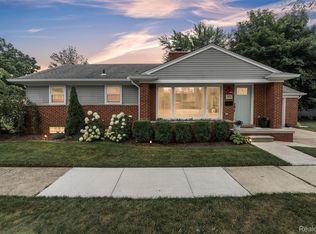 765 Vernier Rd, Grosse Pointe Woods, MI 48236