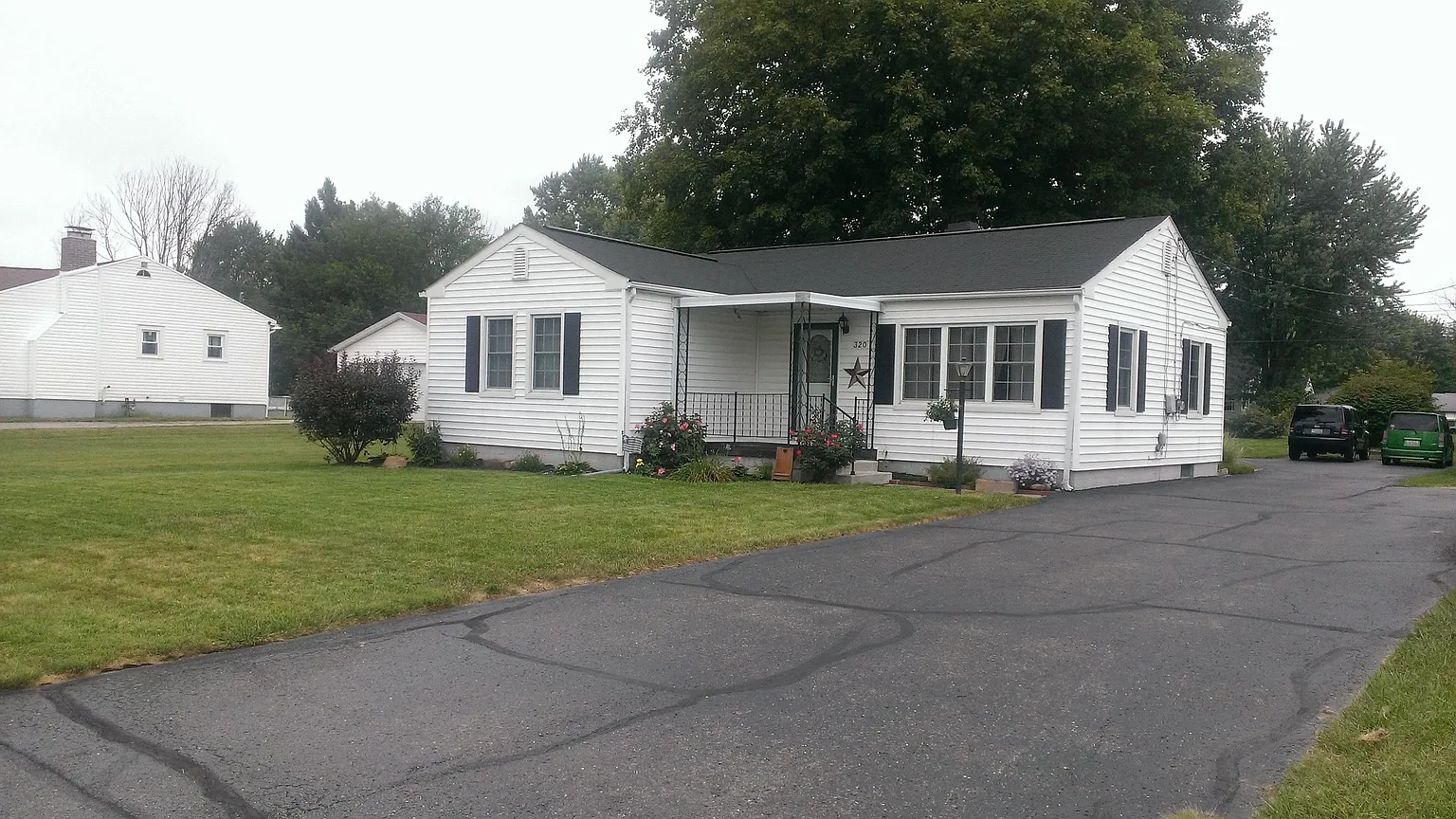 320 Larchmont Rd photo 1