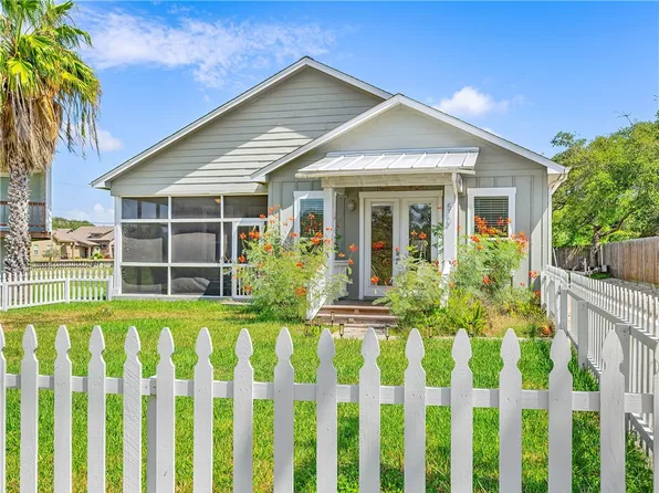 513 Traylor Blvd, Rockport, TX 78382