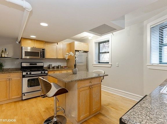 5th image of 836 W Lakeside Pl APT Gw