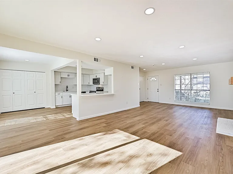 425 E Castle Harbour Dr — Photo 7