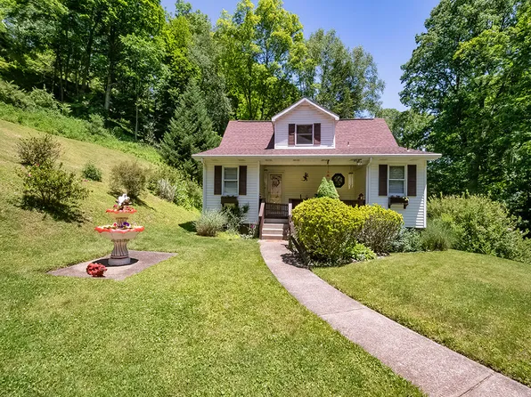 2951 Phillips Dr, New Kensington, PA 15068