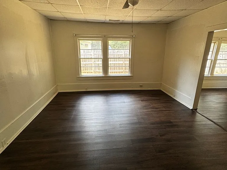 833 Kings Rd — Photo 32