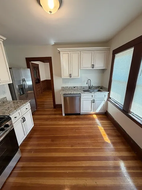 3 bed, 1100 sqft, $3,300 — Photo 4