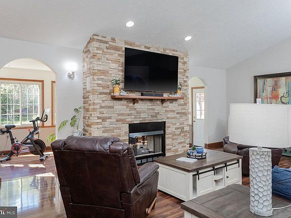 5th image of 1496 Huron Ct