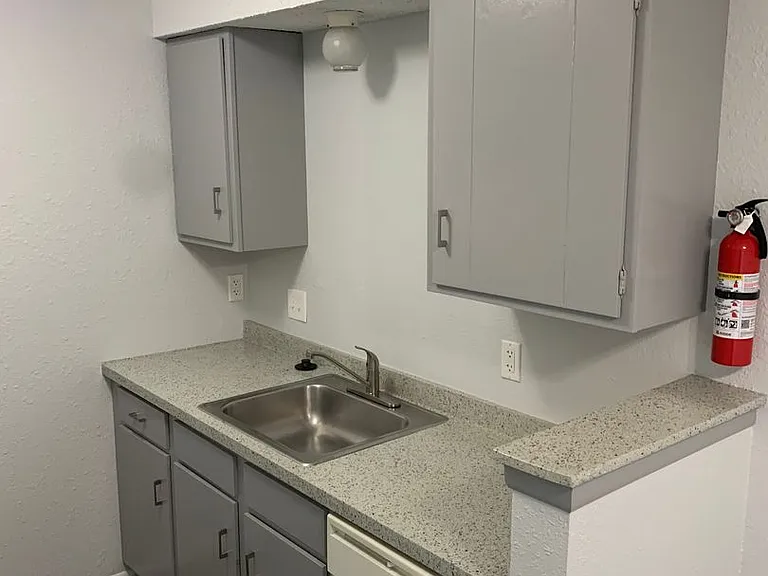 Whitehall Apartments — Photo 10