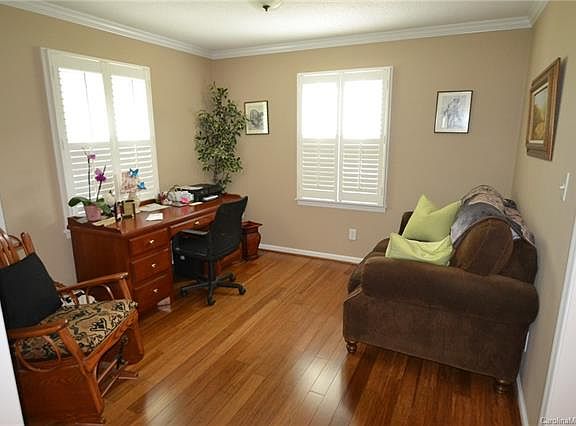 3rd image of 104 Creekside Dr