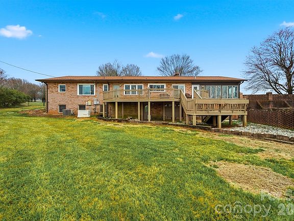5th image of 776 Smith Farm Rd