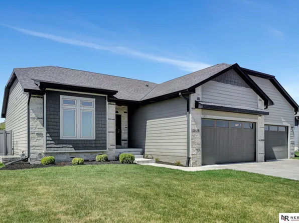 1305 N 102nd St, Lincoln, NE 68527
