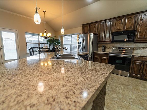 3rd image of 404 Stonecreek Dr