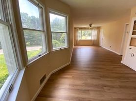 28 Hillwood Dr, Huntington Station, NY