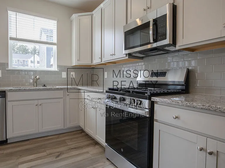 8756 Whitman Dr — Photo 13