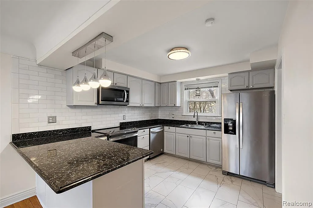 3 bed, 1.0 bath, 1157 sqft, $2,700 — Photo 2