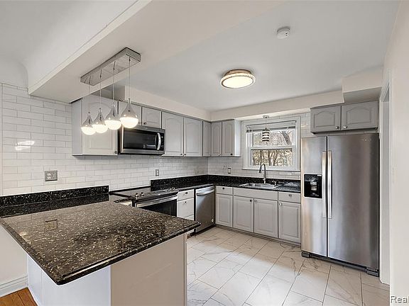 2nd image of 2046 Yorkshire Rd