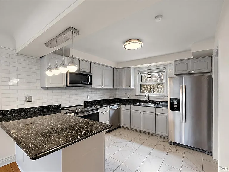 2046 Yorkshire Rd — Photo 2
