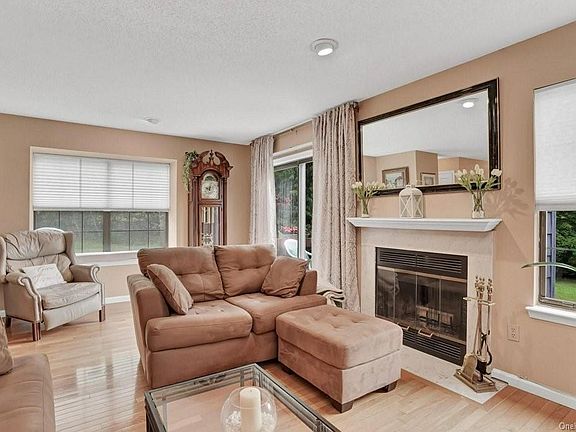 4th image of 84 Jonathan Dr
